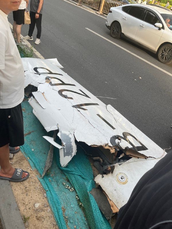 一架 SA60L “阿若拉” 飞机 傍晚撞击了北京中信大厦，在北京时间 17:55 左右失去应答机信号，注册号 B-12PP，隶属于东时双悦（北京）通用航空有限公司一架 SA60L “阿若拉” 飞机 傍晚撞击了北京中信大厦，在北京时间 17:55 左右失去应答机信号，注册号 B-12PP，隶属于东时双悦（北京）通用航空有限公司