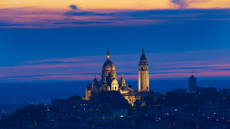 比赛开始！蒙马特和圣心大教堂，巴黎，法国 (© Tuul & Bruno Morandi/Getty Images)原图