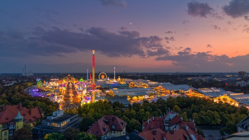 为慕尼黑啤酒节干杯！Oktoberfest in Munich at sunset (© AllesSuper21/iStock/Getty Images)原图