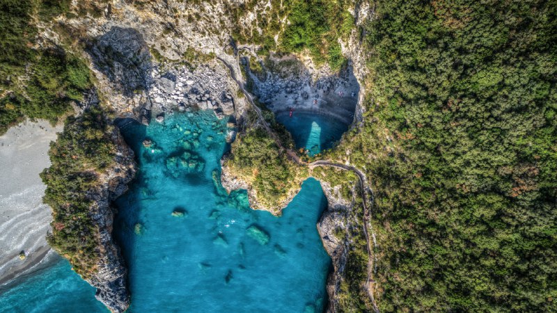 香料红和水晶蓝阿科马尼奥海滩，卡拉布里亚，意大利 (© Alessio de Cicco/Getty Images)原图