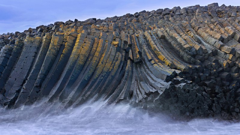 #Bing_Wallpaper层层叠叠的岩石卡尔夫沙马尔斯维克湾玄武岩柱，斯卡吉半岛，冰岛 (© Arterra Picture Library/Alamy Stock Photo)4K