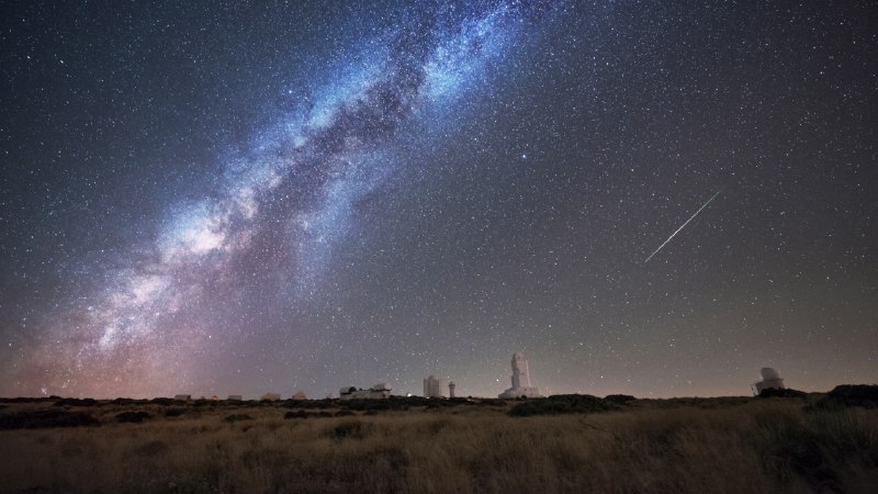 🖼 许个愿吧#Bing_Wallpaper许个愿吧泰德天文台上空的英仙座流星，加那利群岛，西班牙 (© Westend61/Getty Images)4K | 1080P