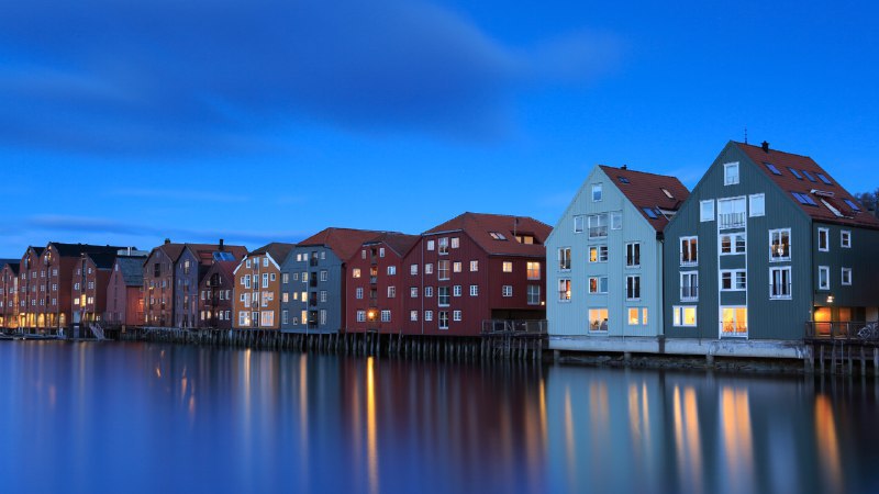 #Bing_Wallpaper沉浸在蓝调时分特隆赫姆的蓝色时刻，挪威 (© Jeanny Mueller/Getty Images)4K