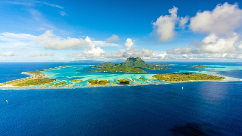 #Bing_Wallpaper生于烈火，拥于碧水波拉波拉岛及其泻湖, 南太平洋, 法属波利尼西亚 (© Frederick Millett/Shutterstock)4K | 1080P