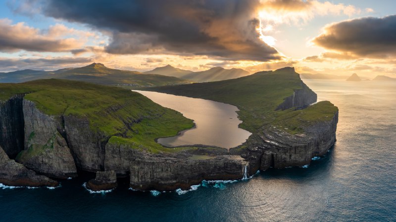 #Bing_Wallpaper海洋上方的湖泊瑟沃格湖，瓦加尔岛，法罗群岛 (© Anton Petrus/Getty Images)4K