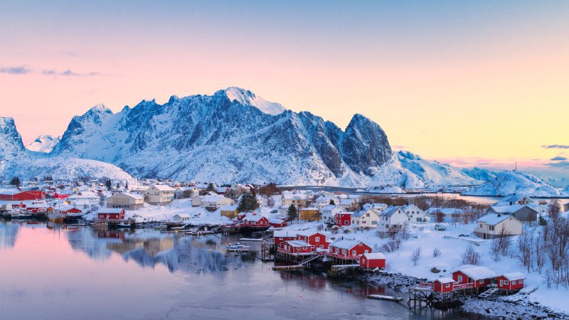 #Bing_Wallpaper小村庄，大视野雷讷渔村, 挪威 (© Roberto Moiola/Cavan Images/SuperStock)4K | 1080P