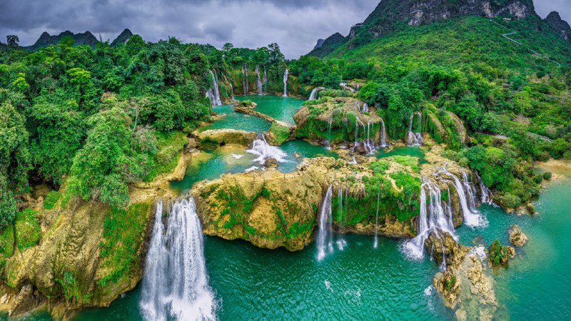 #Bing_Wallpaper边境天堂归春河上的板约-德天瀑布，中国与越南边境 (© Shane P. White/Minden Pictures)4K