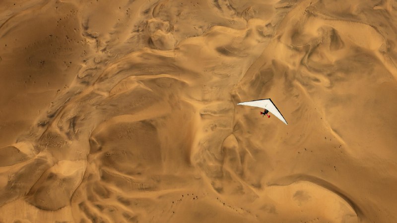 #Bing_Wallpaper不一般的沙漠之旅一架超轻型飞机飞越纳米比亚沙漠 (© Burt Johnson/Alamy Stock Photo)4K