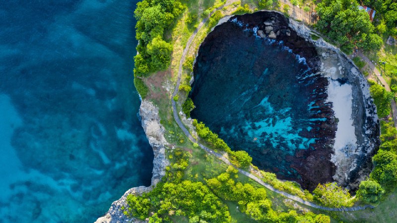 #Bing_Wallpaper大海的非凡造化努沙佩尼达岛的破碎海滩, 巴厘岛, 印度尼西亚 (© joakimbkk/Getty Images)4K