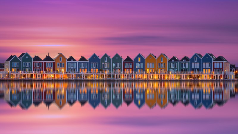 #Bing_Wallpaper彩虹骑行与宁静氛围豪滕镇的彩虹屋, 荷兰 (© George Pachantouris/Getty Images)4K | 1080P