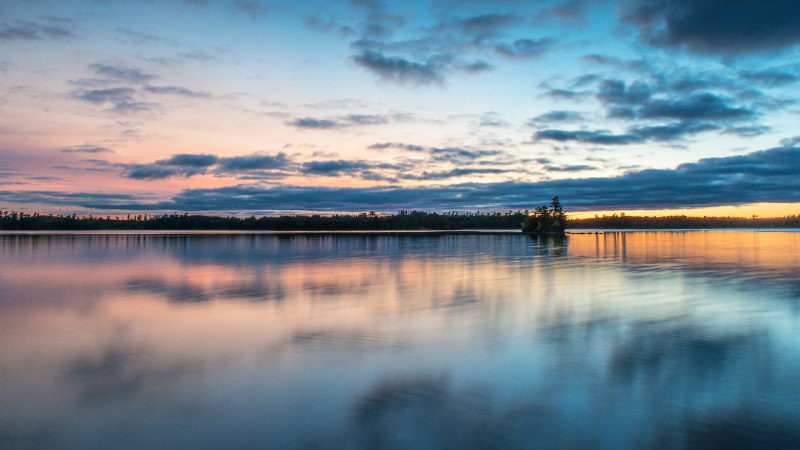 #Bing_Wallpaper享受宁静边界水域独木舟区荒野区, 明尼苏达州, 美国 (© s.tomas/Shutterstock)4K