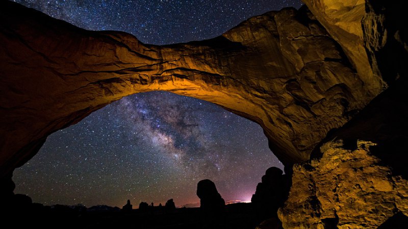 #Bing_Wallpaper让我们一起庆祝宇宙拱门国家公园双拱门映衬下的银河，犹他州，美国 (© Adventure_Photo/Getty Images)4K