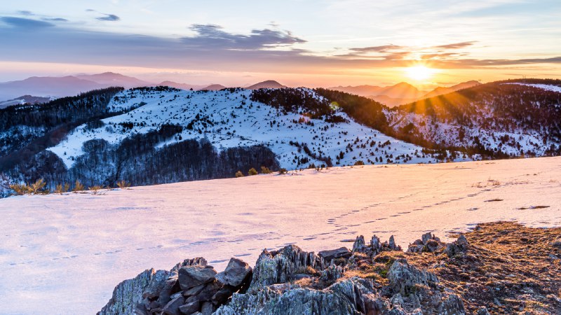 #Bing_Wallpaper冰雪边界Coll d'Ares，加泰罗尼亚比利牛斯山脉 (© CRISTIAN IONUT ZAHARIA/Shutterstock)4K