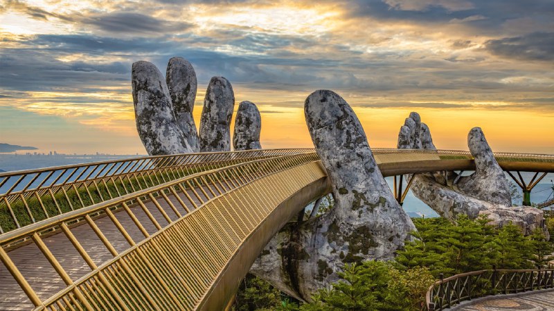 #Bing_Wallpaper云端漫步金桥，巴拿山，岘港，越南 (© Hien Phung Thu/Shutterstock)4K
