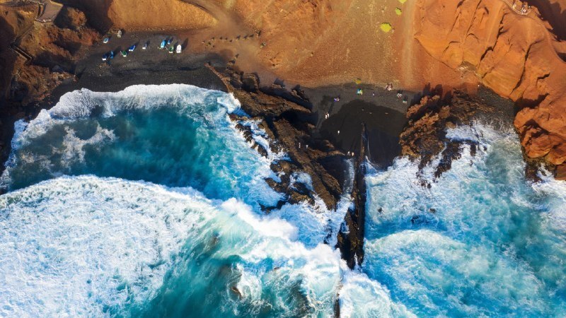 🖼 火山灰与浪花相遇#Bing_Wallpaper火山灰与浪花相遇黑色熔岩海滩鸟瞰图，埃尔戈尔福，兰萨罗特岛，加那利群岛，西班牙 (© Westend61/Adobe Stock)4K | 1080P