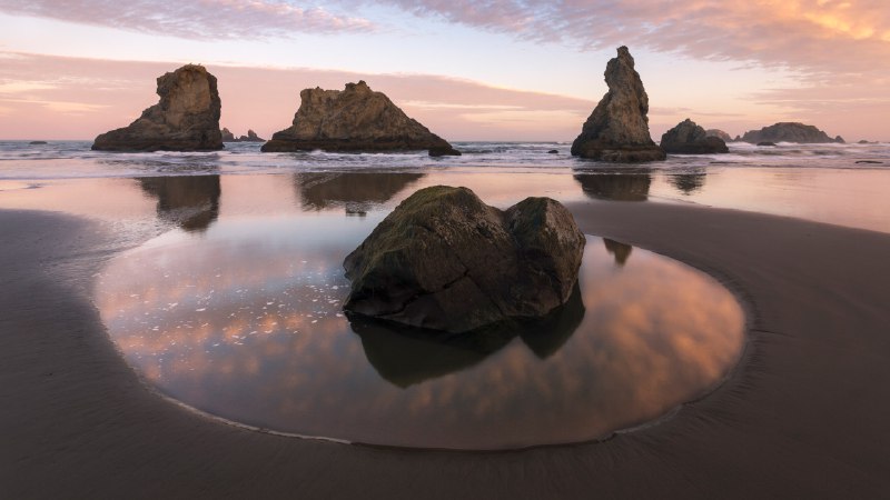 #Bing_Wallpaper班登的明星岩石班登海滩的海蚀柱，俄勒冈州，美国 (© Grant Ordelheide/TANDEM Stills + Motion)4K | 1080P