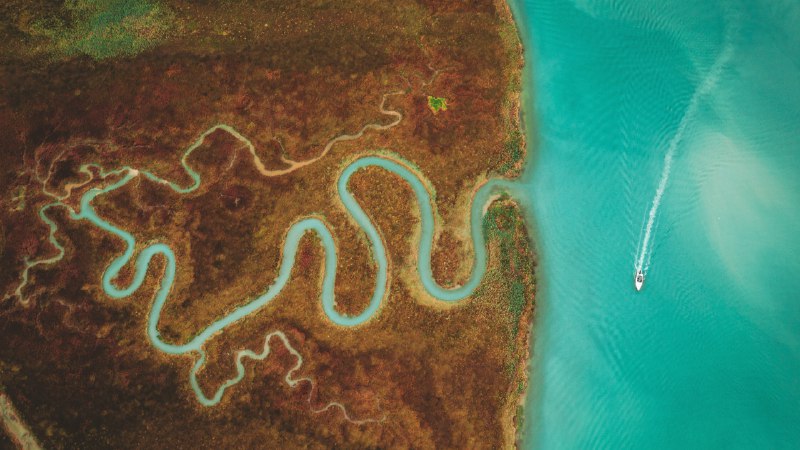 #Bing_Wallpaper威尼斯式的“甜蜜生活”威尼斯潟湖中的三角洲, 意大利 (© Dimitri Weber/Amazing Aerial Agency)4K