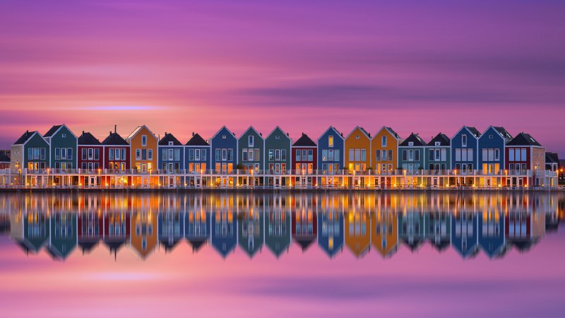 #Bing_Wallpaper彩虹骑行与宁静氛围豪滕镇的彩虹屋, 荷兰 (© George Pachantouris/Getty Images)4K | 1080P