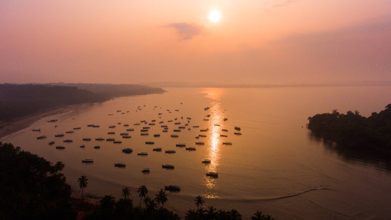 沙滩的秘密和日落可可海滩上的渔船，果阿邦，印度 (© Abhinav Sah/Shutterstock)4K原图：