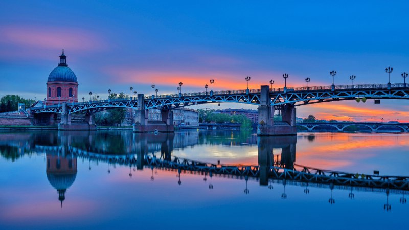 #Bing_Wallpaper图卢兹的暮色加龙河对面的圣皮埃尔桥，图卢兹，法国 (© Image Professionals GmbH/Alamy)4K