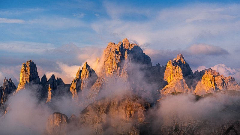 🖼 高处的珊瑚礁#Bing_Wallpaper高处的珊瑚礁米苏里纳群峰，多洛米蒂山脉，威尼托大区，意大利 (© Vithun Khamsong/Getty Images)4K | 1080P