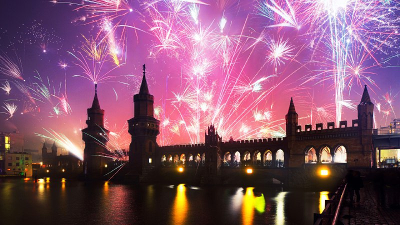 #Bing_Wallpaper柏林，新年之桥除夕夜，奥伯鲍姆桥，柏林，德国 (© spreephoto.de/Getty Images)4K | 1080P