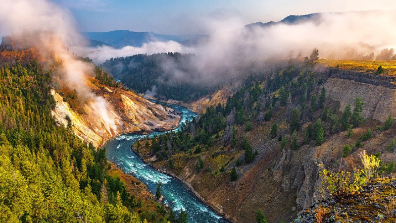 #Bing_Wallpaper从火山之源到河流之路方解石温泉区和黄石河，黄石国家公园，怀俄明州，美国 (© Rebecca L. Latson/Getty Images)4K