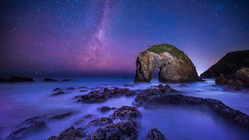 #Bing_Wallpaper海岸线附近的“马戏”马头岩上空的银河, 新南威尔士州, 澳大利亚 (© Philip Thurston/Getty Images)4K