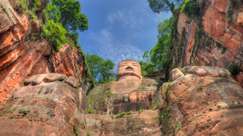 #Bing_Wallpaper守护江河的佛像乐山大佛, 四川, 中国 (© www.anotherdayattheoffice.org/Getty Images)4K | 1080P
