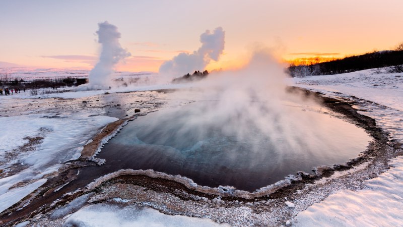 #Bing_Wallpaper力量沸腾冰岛的史托克间歇泉 (© John and Tina Reid/Getty Images)4K