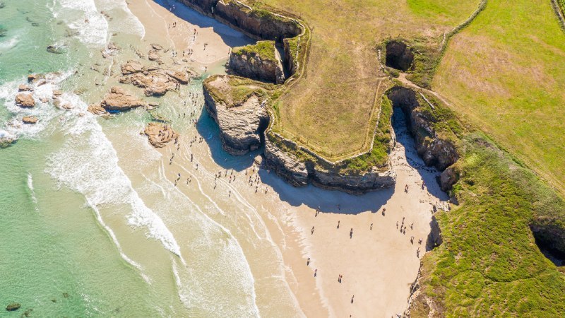 🖼 加境幽廊#Bing_Wallpaper加境幽廊大教堂海滩，加利西亚，西班牙 (© Tui De Roy/Amazing Aerial Agency/Abobe Stock)4K | 1080P