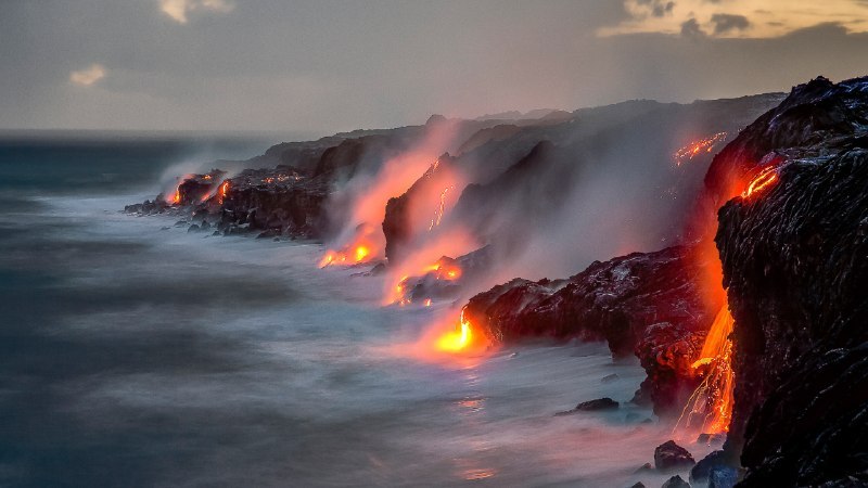 #Bing_Wallpaper基拉韦厄火山的威力大批熔岩流涌入大洋，大岛，夏威夷州，美国 (© Ken McCurdy/Getty Images)4K | 1080P