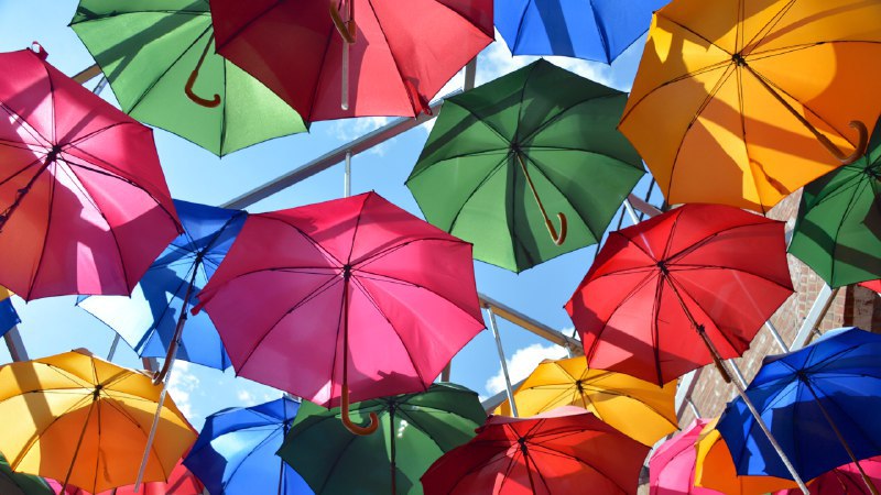 #Bing_Wallpaper在伞下雨伞艺术装置，博罗市场，伦敦，英国 (© Malcolm P Chapman/Getty Images)4K