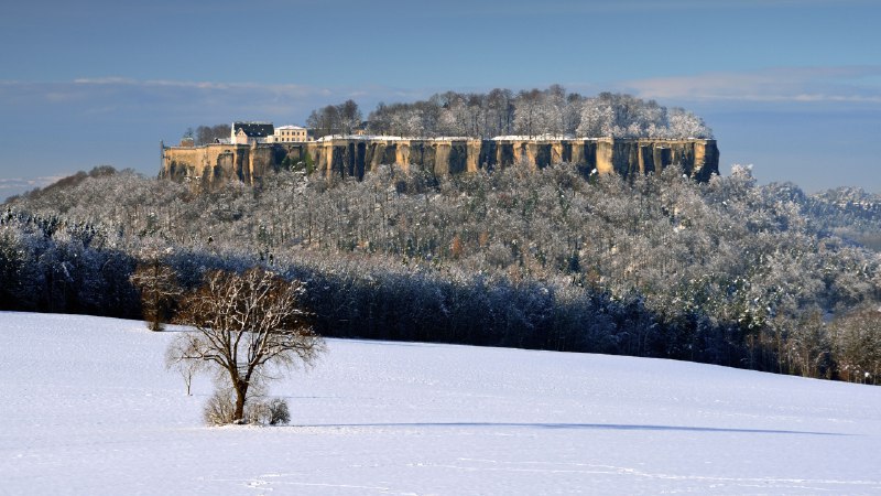 #Bing_Wallpaper雪与石国王岩堡垒 , 瑞士撒克逊, 德国 (© Bildagentur-online/Exss/Alamy)4K