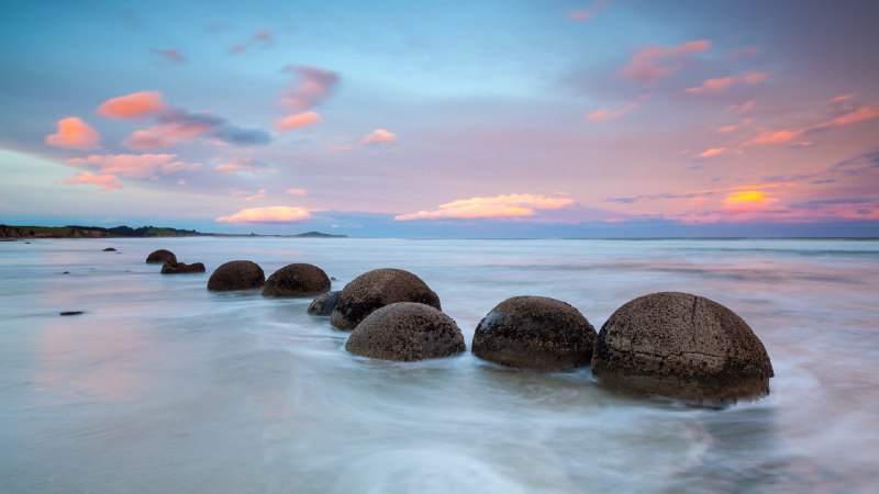 #Bing_Wallpaper岩石与滚石日落时的摩拉基大圆石，南岛，新西兰 (© Douglas Pearson/eStock Photo)4K