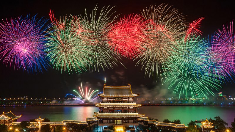 #Bing_Wallpaper祝您阖家欢乐，万事如意！夜空中的烟花表演，长沙，湖南省，中国 (© Sino Images/Getty Images)4K