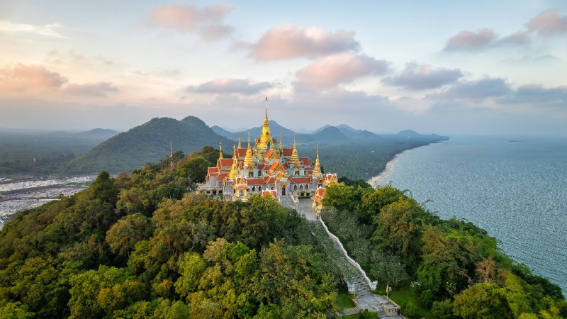 #Bing_Wallpaper让我们一起庆祝宋干节！班克鲁特的唐赛寺，泰国 (© Ratnakorn Piyasirisorost/Getty Images)4K