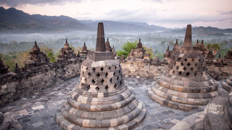 #Bing_Wallpaper圣山之上婆罗浮屠大佛寺，爪哇岛，印度尼西亚 (© Robertharding/Shutterstock)4K