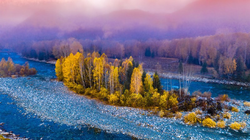 绝美的秋日风景禾木村的风景，新疆，中国 (© snvv18870020330/Shutterstock)原图：