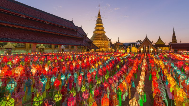 #Bing_Wallpaper满天心愿哈里朋柴佛塔寺的彩色灯笼, 南奔府, 泰国 (© MR. ANUJAK JAIMOOK/Getty Images)4K | 1080P