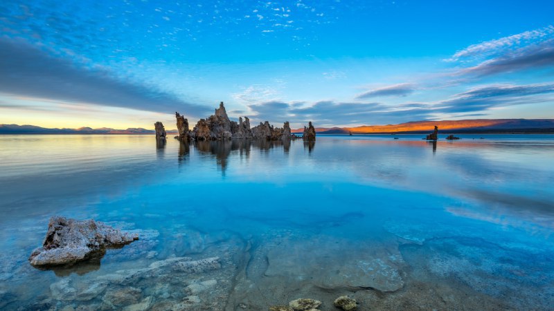 #Bing_Wallpaper石灰华塔的崛起莫诺湖的石灰华地层，加利福尼亚州，美国 (© Susanna Patras/TANDEM Stills + Motion)4K