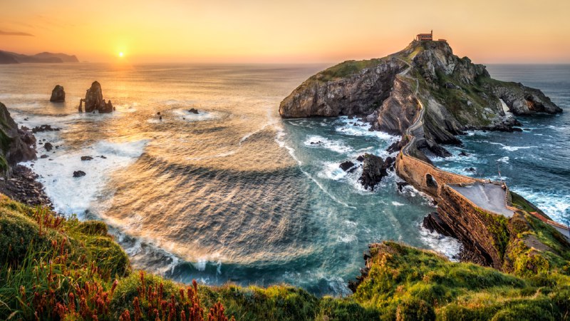 #Bing_Wallpaper朝圣圣胡安·德·加兹特鲁加特日落时分的加兹特鲁加特岛 , 巴斯克地区, 西班牙 (© Eloi_Omella/Getty Images)4K