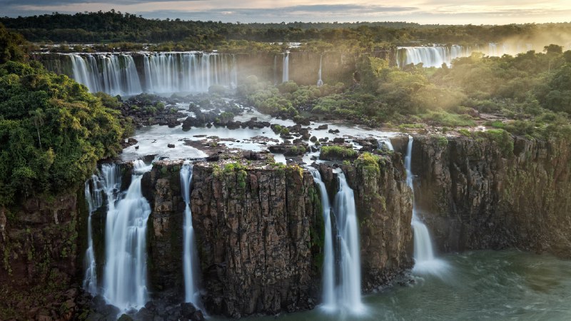 #Bing_Wallpaper奔流不息，为你为我伊瓜苏瀑布的三火枪瀑布, 阿根廷 (© Mark Meredith/Getty Images)4K
