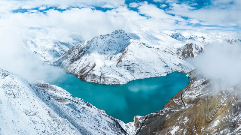 #Bing_Wallpaper极致的冬日景色满拉水库的雪景，日喀则，中国西藏自治区 (© Zhang Zhenqi/VCG via Getty Images)4K