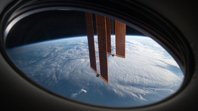 #Bing_Wallpaper使命必达从 SpaceX 载人龙飞船“奋进号”视角看到的国际空间站主太阳能电池阵列 (© NASA)4K | 1080P