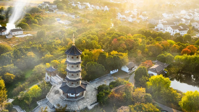 #Bing_Wallpaper暑气渐消，金秋已至在处暑时节的村庄田野与寺庙佛塔，江阴市，江苏省，中国 (© jia yu/Getty Images)4K | 1080P