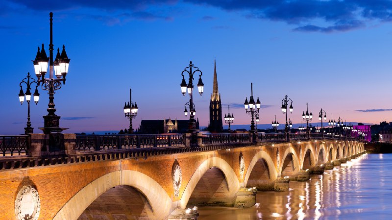 #Bing_Wallpaper加龙河上的历史通道皮埃尔桥，波尔多，法国 (© SergiyN/Getty Images)4K