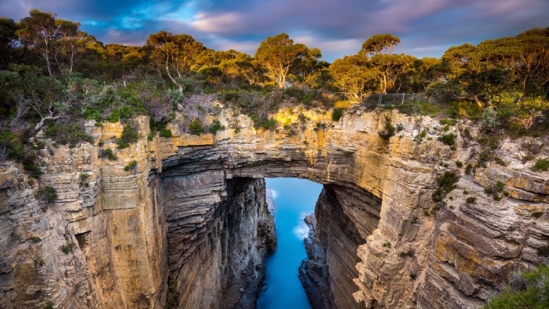 #Bing_Wallpaper令人震撼的拱门塔斯曼拱门，塔斯马尼亚州，澳大利亚 (© Gary Bell/Minden Pictures)4K