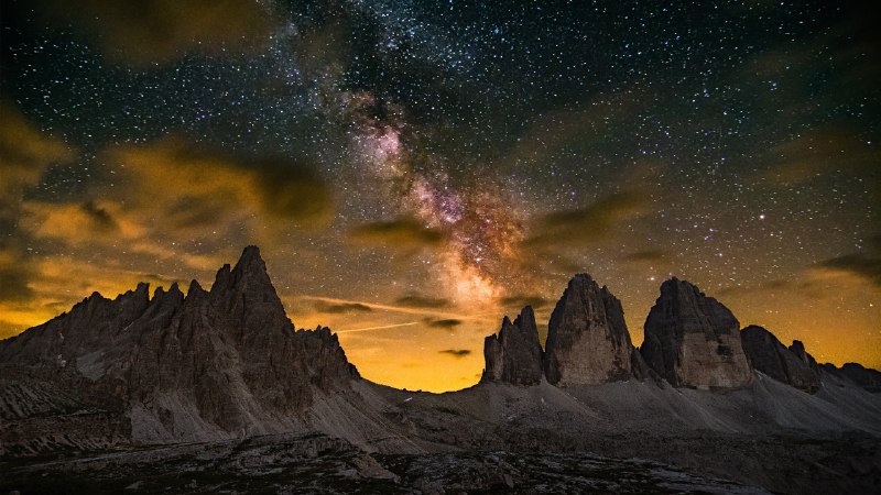 #Bing_Wallpaper山峰的“胜利三重奏”拉瓦雷多三峰山,意大利 (© Daniel Maran/Getty Images)4K