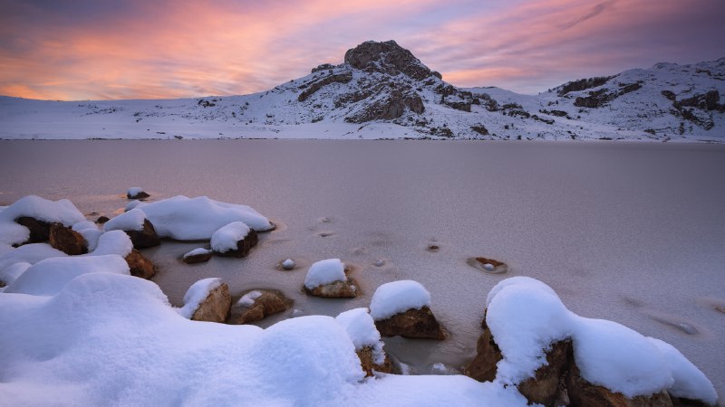 #Bing_Wallpaper传说中的风景科瓦东加湖，阿斯图里亚斯，西班牙 (© Carlos Fernandez/Getty Images)4K